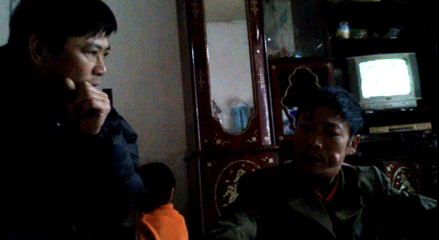 Thầy Nguyễn Đình Cư (bên trái), Hiệu phó Trường Tiểu học Đông Mai trực tiếp vào tận nhà mời anh Ngô Doãn Năm (bên phải) lên phường để xin được làm khai sinh cho con dù chưa có sổ hộ khẩu.